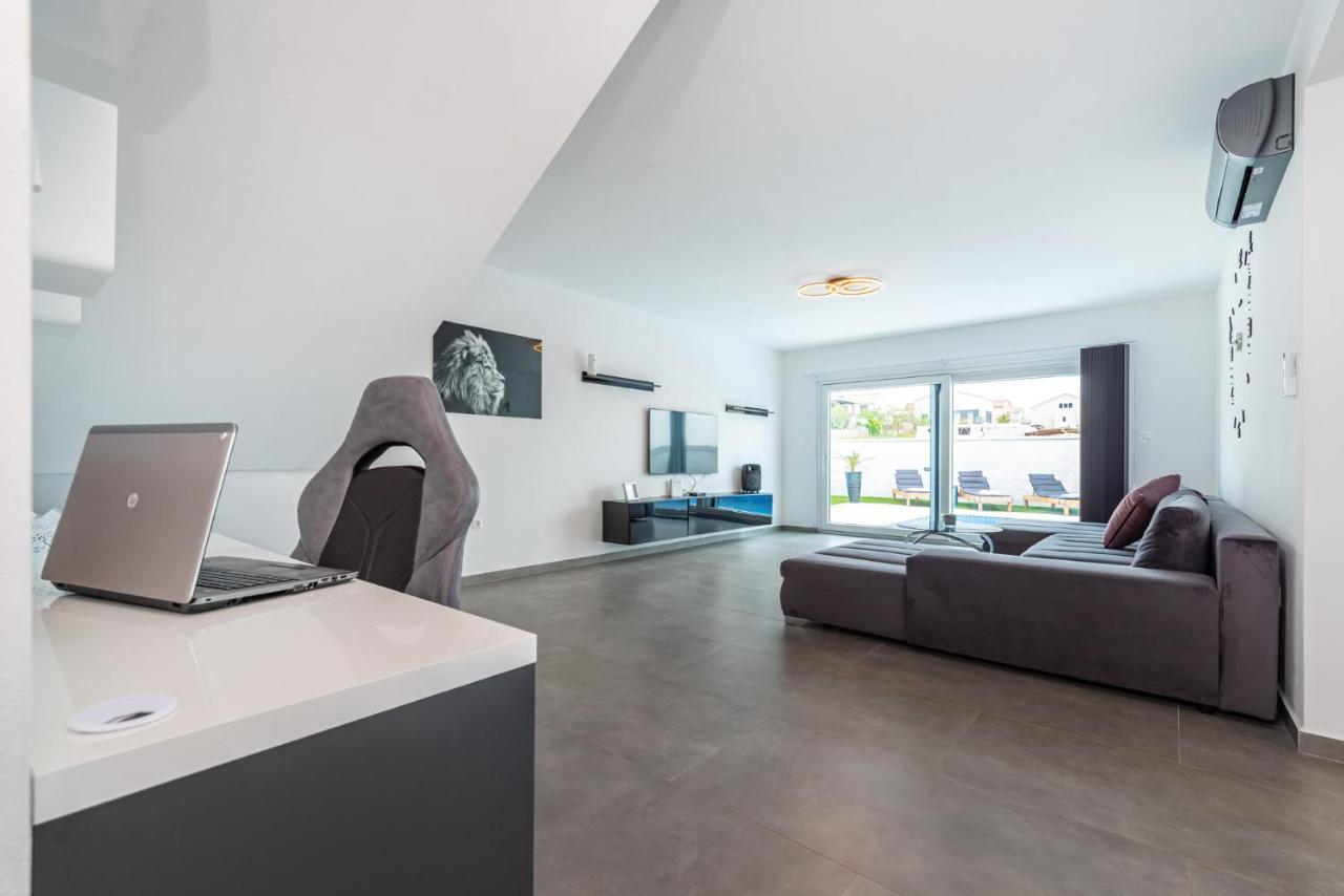 Luxury Villa Noemi Ražanac エクステリア 写真